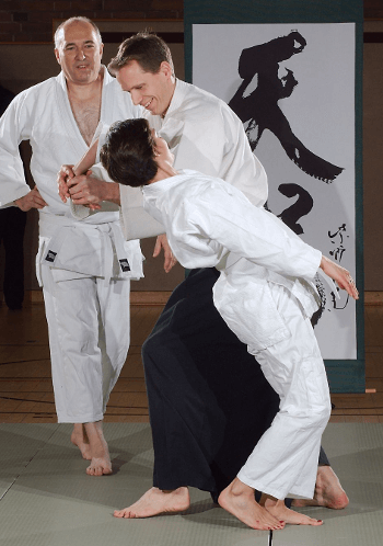 Einführung in die Kampfkunst Aikido während eines Anfängerkurses
