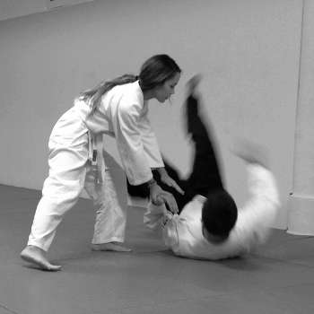 Elyssa, Schülerin beim Aikido in Berlin Steglitz, bei der Ausführung der Technik Kotegaeshi