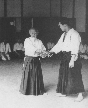 Gründer des Aikido, Morihei Ueshiba O-Sensei, unterweist seine Schüler mit Shimizu Sensei, Begründer der Stilrichtung Tendoryu, als Uke