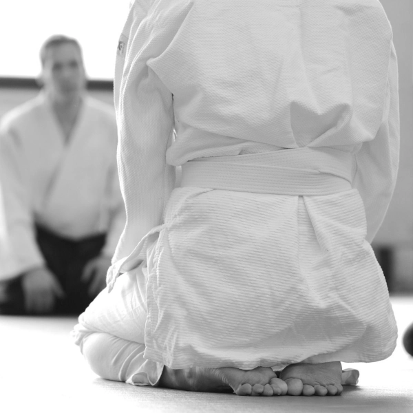 Eine Anfängerin beim Aikido-Probetraining auf der Matte im Dojo in Berlin Steglitz